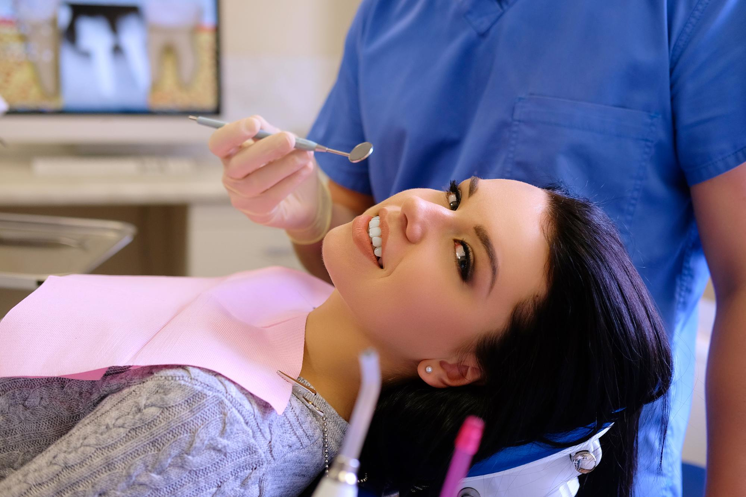 Periodontist examining a patientโs teeth during a wisdom teeth removal consultation in Brandywine, MD.